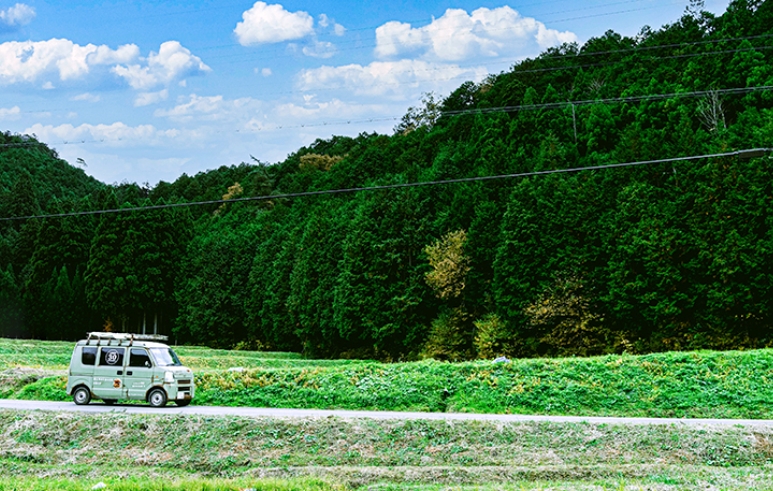 美山を走るキッチンカー